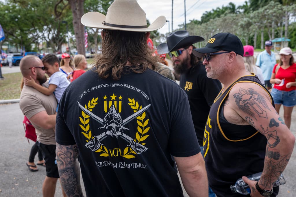 Contraprotesta pro-Trump con símbolos Proud Boys causa tensión en marcha No Kings