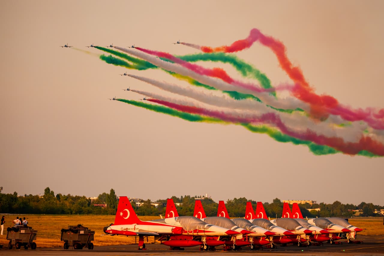 El equipo acrobático Frecce Tricolori de la Fuerza Aérea Italiana realiza una exhibición en el Show Aeronáutico Internacional BIAS, en