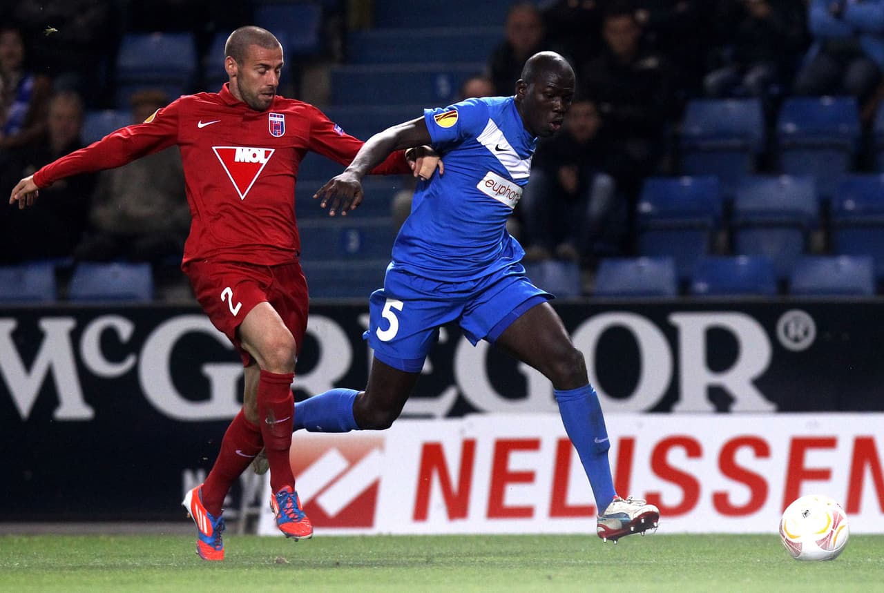 El potente central se formó en el futbol francés pero empezó a destacar entre 2012 y 2014 con el cuadro belga antes de firmar con el Napoli.
