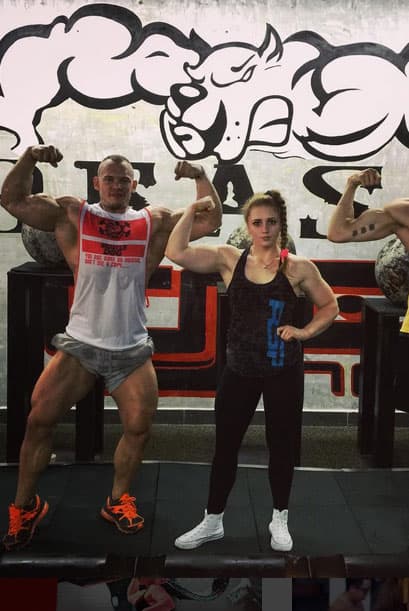 Como podrán darse cuenta es fanática de las pesas y ha logrado tres récords en levantamiento de pesas.