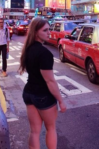 Así como lo leen, les presentamos a Julia Vin, mejor conocida como la Barbie Musculosa.