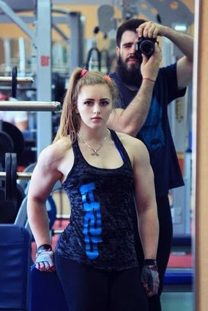 Realmente posee un rostro de muñeca, el cual ha decidido combinar con un cuerpo extremadamente atlético.