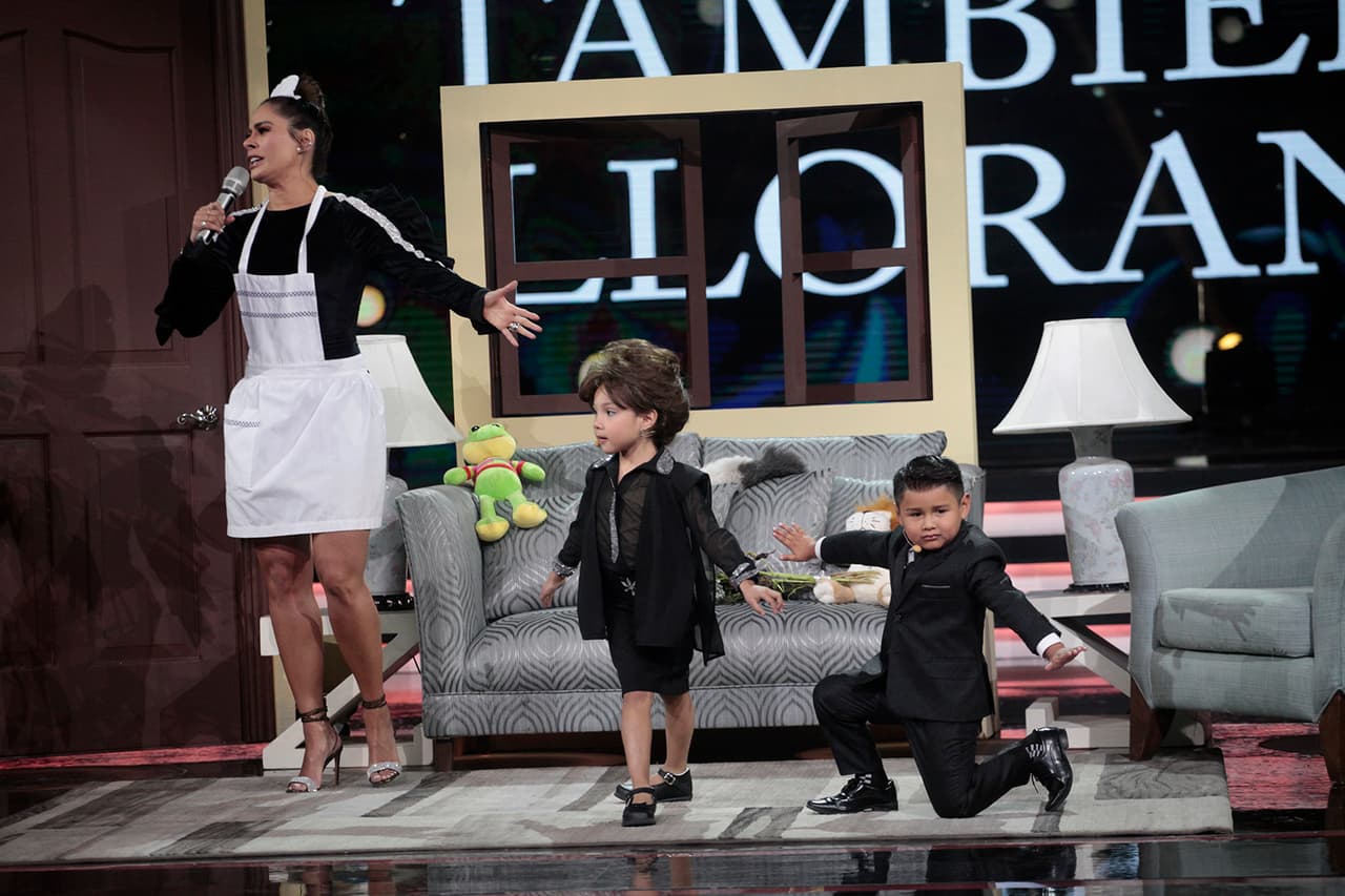 Sarilú y Giovani dieron vida a Mariana Villareal y a Luis Alberto Salvatierra en su versión mini. Para esta escena, Galilea tomó un plumero y tuvo un papel de trabajadora doméstica.