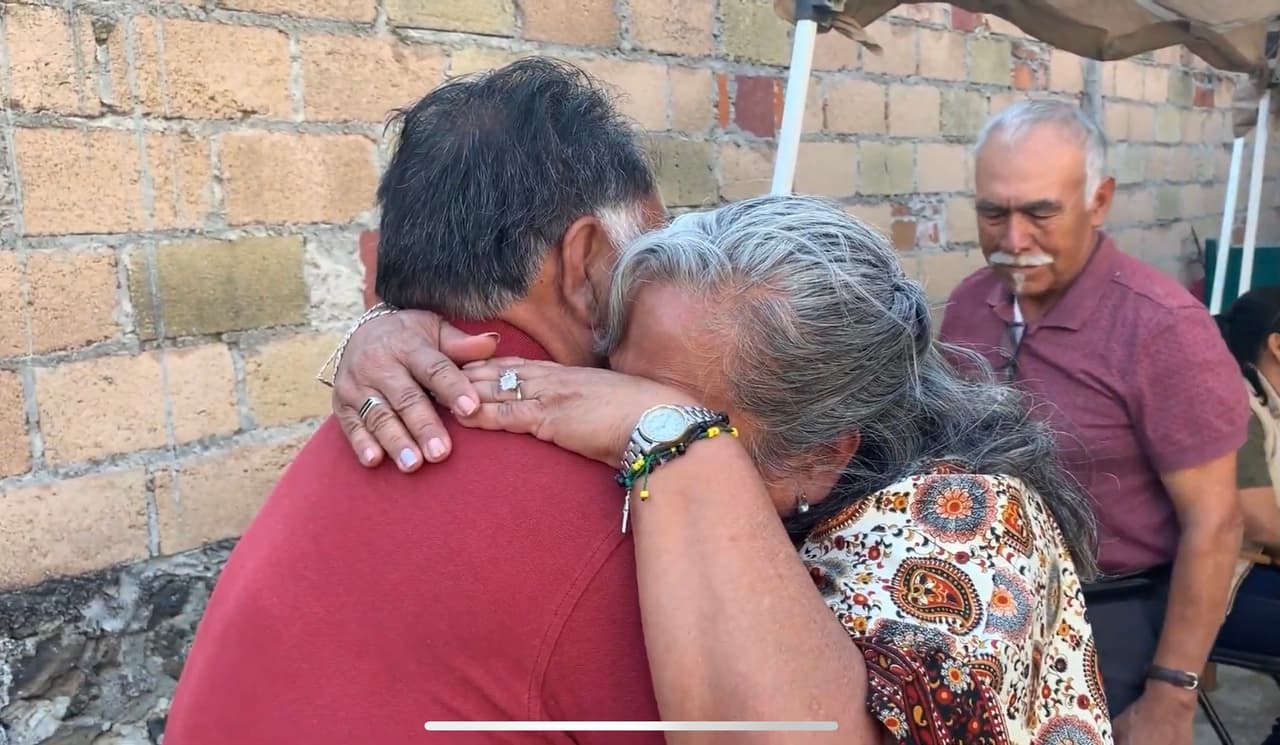 Lágrimas y sonrisas, así fue la llegada a casa de sus hermanos.