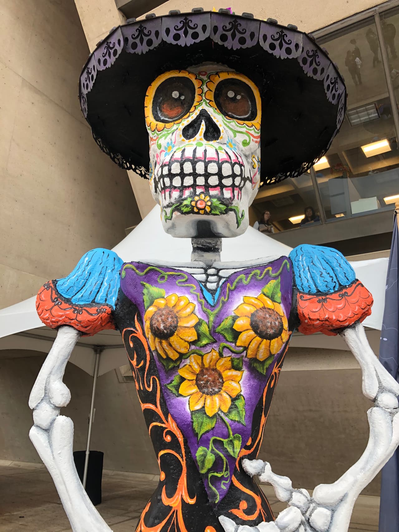 El desfile comienza en Dallas City Hall ubicado en la calle 1500 Marilla, 
<a href="https://www.facebook.com/dallasdiadelosmuertos/videos/535290180619787/" target="_blank">aquí la ruta</a>.