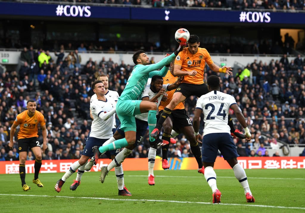 Raul Jimenez ataca de cabezazo el balón, pero el arquero Paulo Gazzaniga del Tottenham trata de despejar con puño de la arquería.