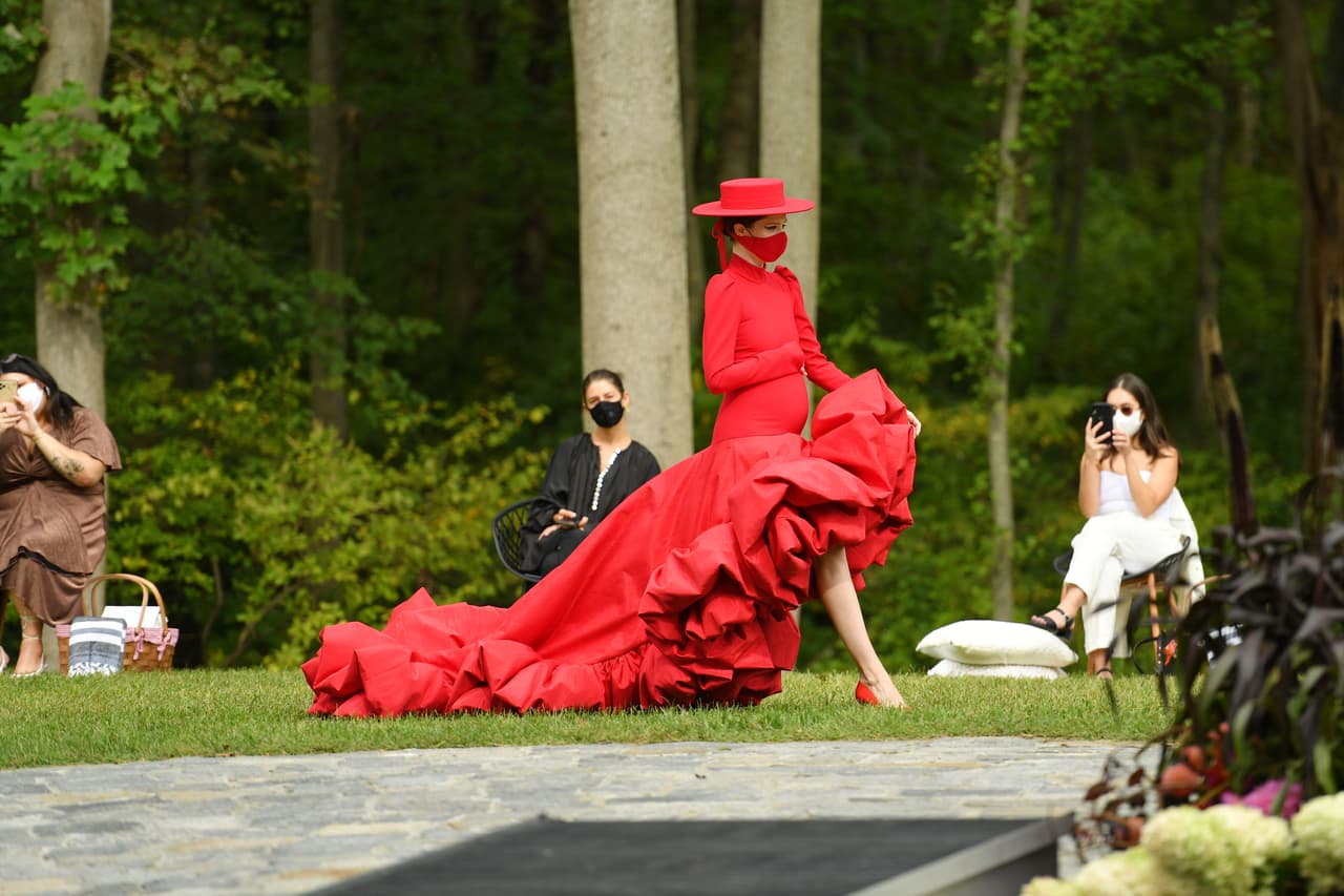 En septiembre de 2020, dos meses antes de dar a luz, Rocha mostró su 'baby bump' en la pasarela con un vestido rojo.