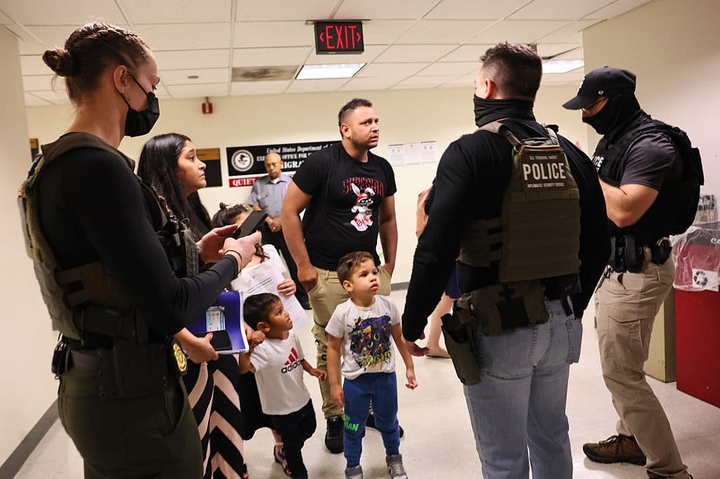 Agentes federales intentan detener a un individuo, que luego es liberado, al salir de la corte de inmigración del Jacob K. Javitz Federal Building el 30 de junio de 2025 en Nueva York. UC Berkeley reporta un aumento de detenciones en 38 estados, con un enfoque en audiencias judiciales. (Foto por Michael M. Santiago/Getty Images)
<br>