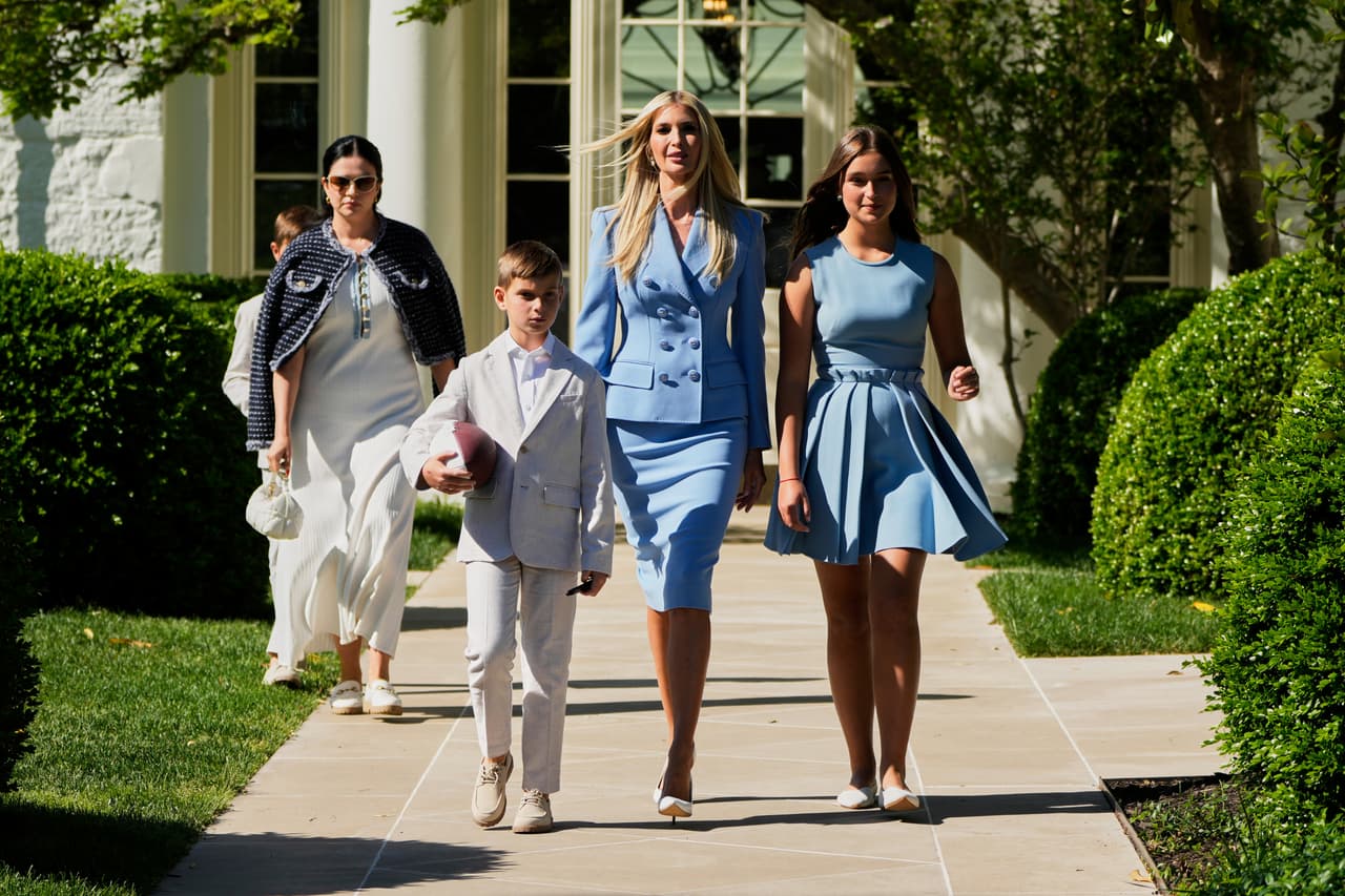 Ivanka Trump camina con dos de sus hijos antes de que el presidente Donald Trump diera la bienvenida al equipo de fútbol americano de la NFL, los Philadelphia Eagles, campeón del Super Bowl, en el Jardín Sur de la Casa Blanca
