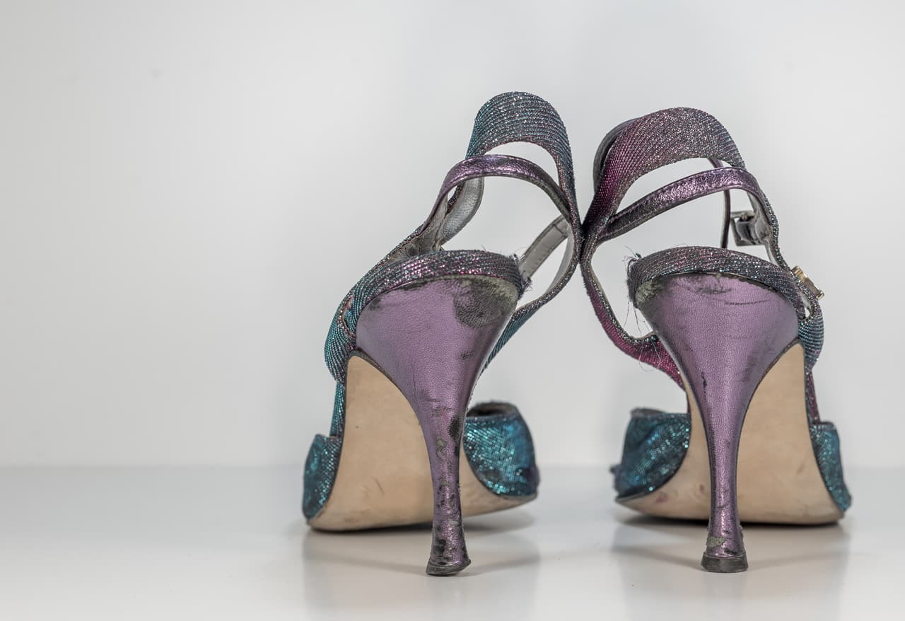 · Si lo anterior no te convence, ten también en cuenta que los
<b> tacones se dañarán por el roce permanente</b> con la alfombra del vehículo y los pedales.