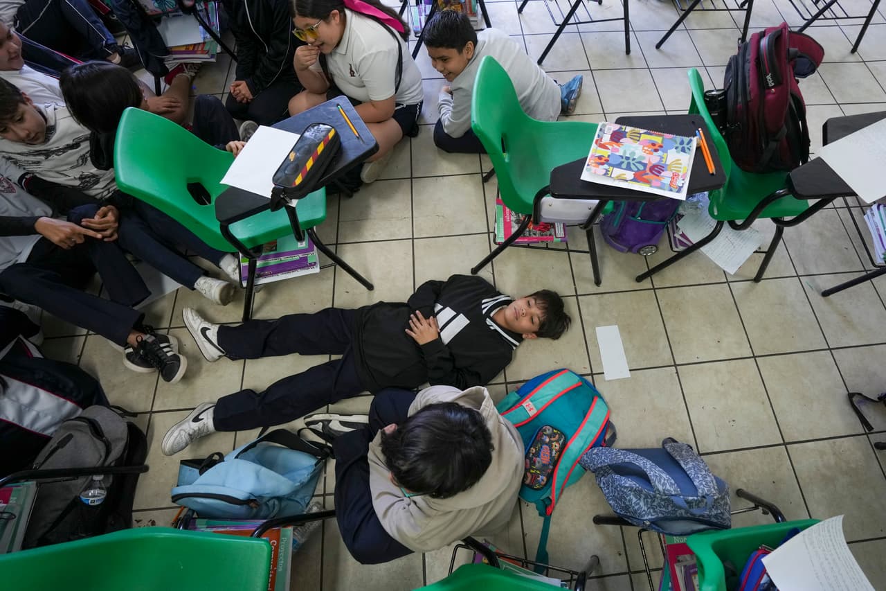 Sin embargo, aunque esta medida puede ayudar a los menores en las escuelas, afuera de ellas han sido víctima de la violencia. Recuentos periodísticos contabilizan decenas de 
<b><a href="https://www.univision.com/local/arizona-ktvw/matan-tiros-dana-sofia-nina-culiacan" target="_blank">niños que han muerto</a></b> a tiros: más de 30.