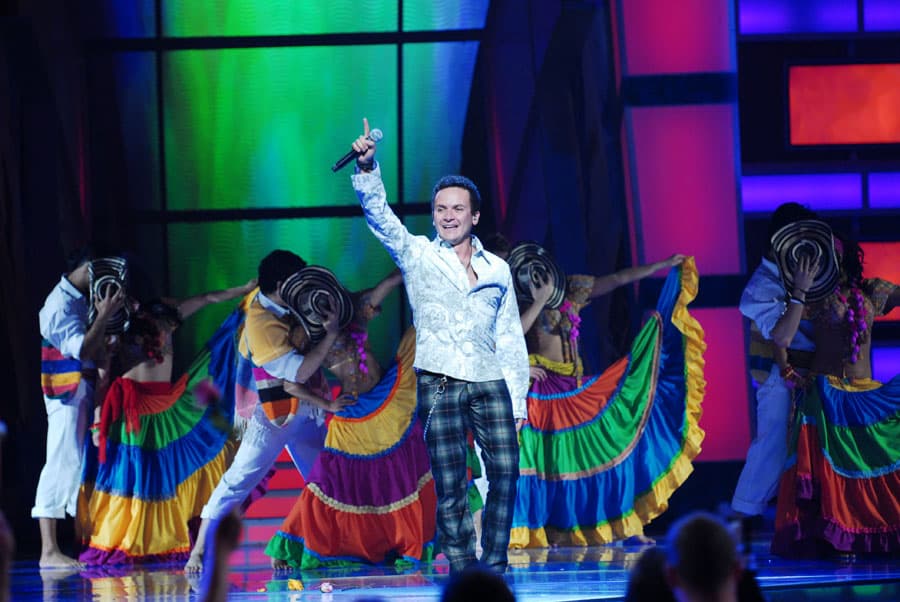 Fonseca llenó el escenario de colores cuando interpretó 'Te mando flores'. El colombiano ganó esa noche el premio a Solista Revelación del Año en la categoría Tropical.