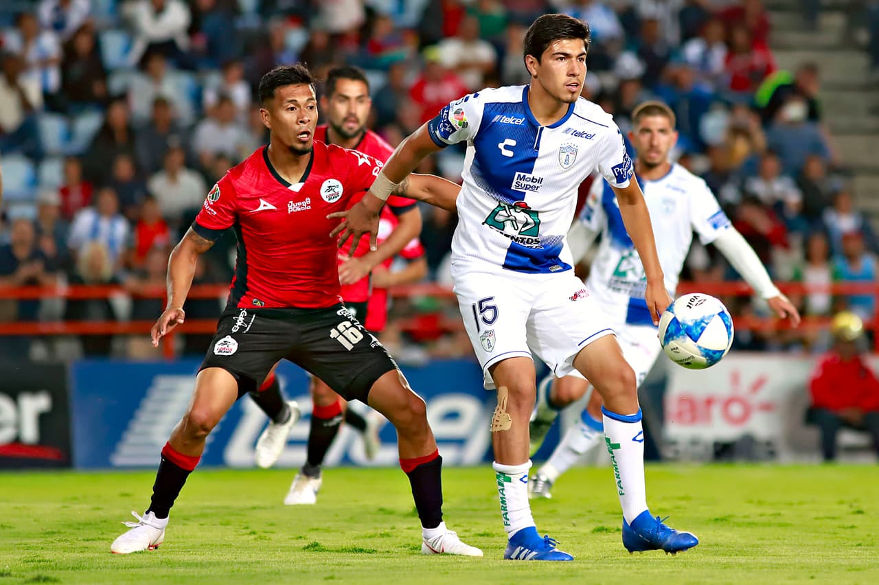 Erick Gutiérrez (der) es el mexicano 25 que disputará la Liga de Campeones. Este miércoles 29 de agosto se confirmó su pase del Pachuca al PSV Eindhoven, club recién clasificado al torneo.