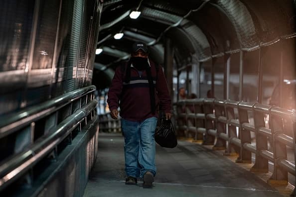 El borrador modificaría el esfuerzo al expandir el poder del gobierno para prevenir la entrada de ciudadanos y residentes legales en circunstancias individuales y limitadas. No está claro cuándo podría ser aprobada o anunciada.