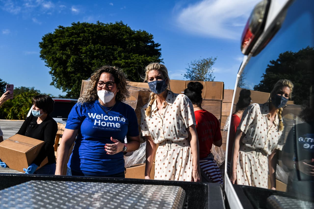 Varios de los asistentes y voluntarios se acercaron para tomarse fotos con la hija del presidente.
<br>