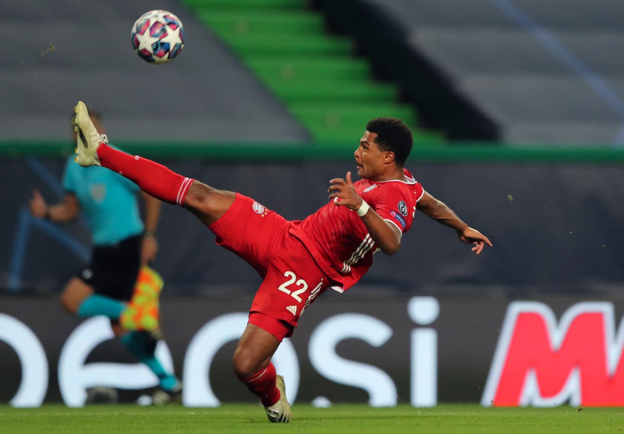 Al minuto 18, Gnabry aparece entre líneas, entra por un espacio y dispara con la zurda para anotar gol.