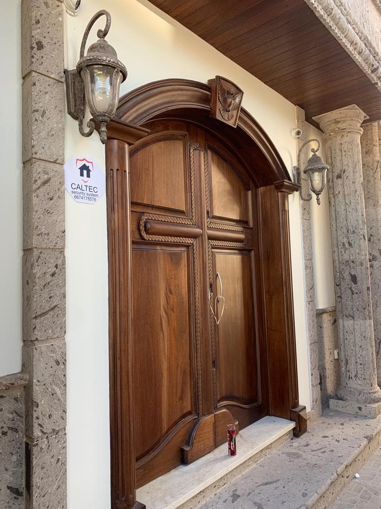 Otras en cambio, se alzan sobre mármol con robustos pero artesanales portones que resguardan celosamente los restos de sus dueños.