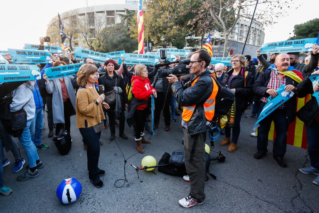 De forma pacífica, los catalanes se manifestaron con pancartas, balones y cantos al ritmo de 'Spain, sit and talk'.