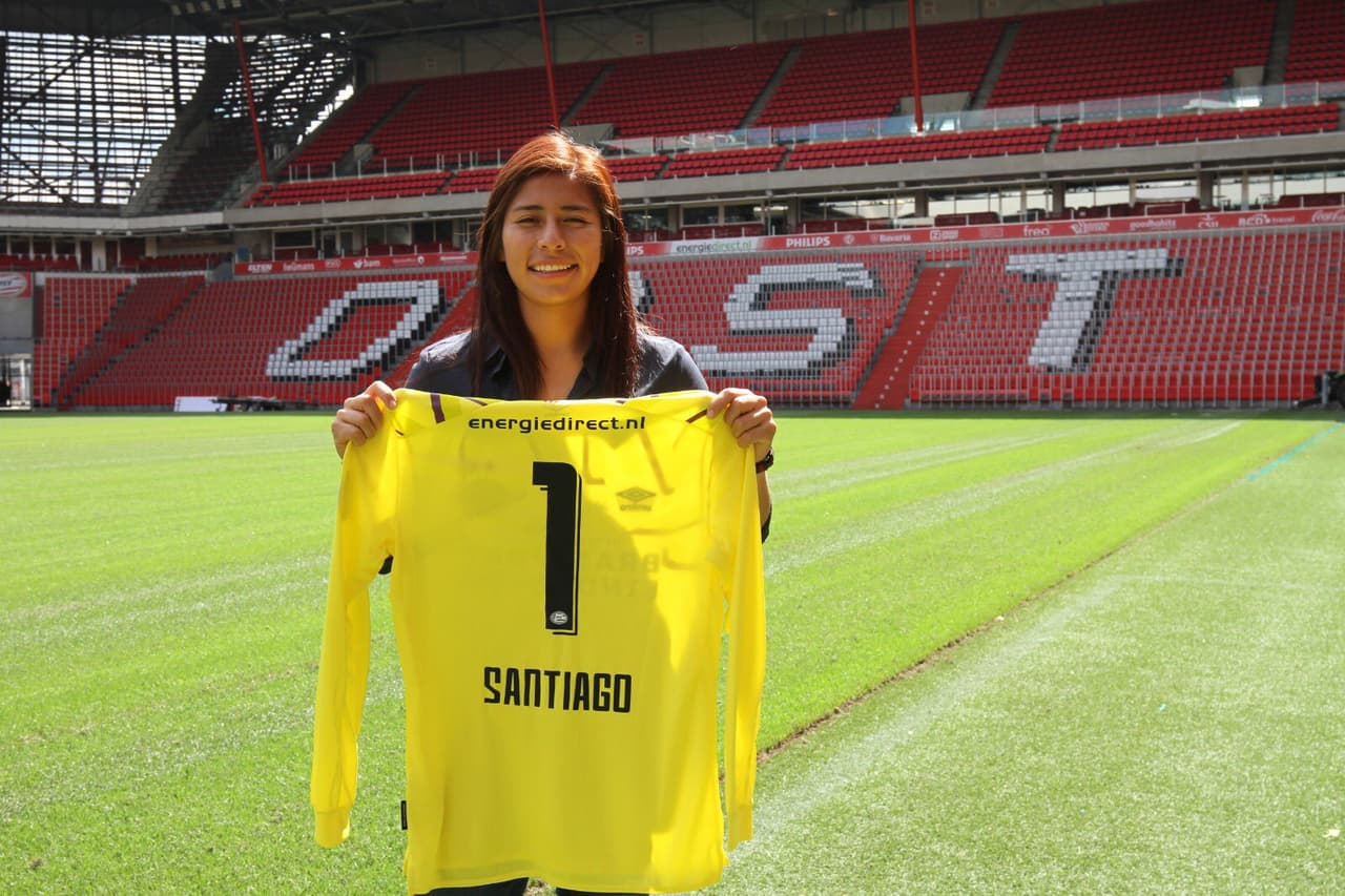 Cecilia Santiago, portera mexicana, el día de su presentación con el PSV Eindhoven de Holanda el 1° de julio de 2019.