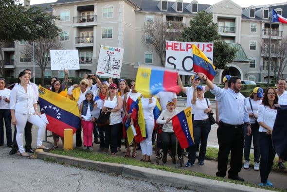 A cantos y gritos pidieron paz y libertad en la calle Westheimer, una de las más transitadas de Houston. 