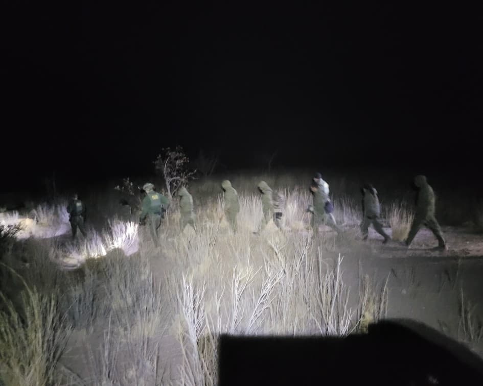 Por otro lado, un grupo de
<b> 10 migrantes fueron descubiertos gracias al uso de la tecnología</b> fronteriza.