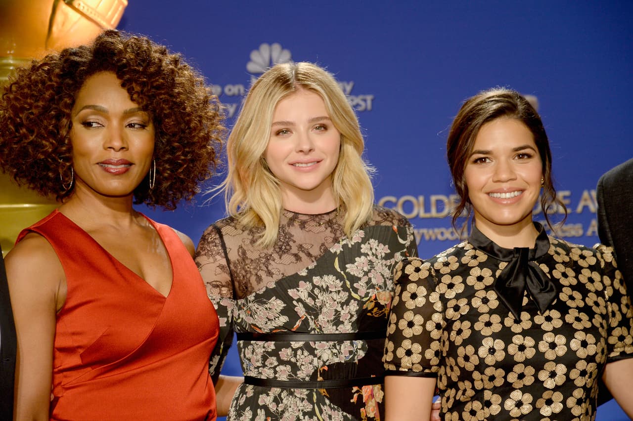 America Ferrera anunció los nominados a los Golden Globes junto a Chloe Grace Moretz y Angela Bassett.