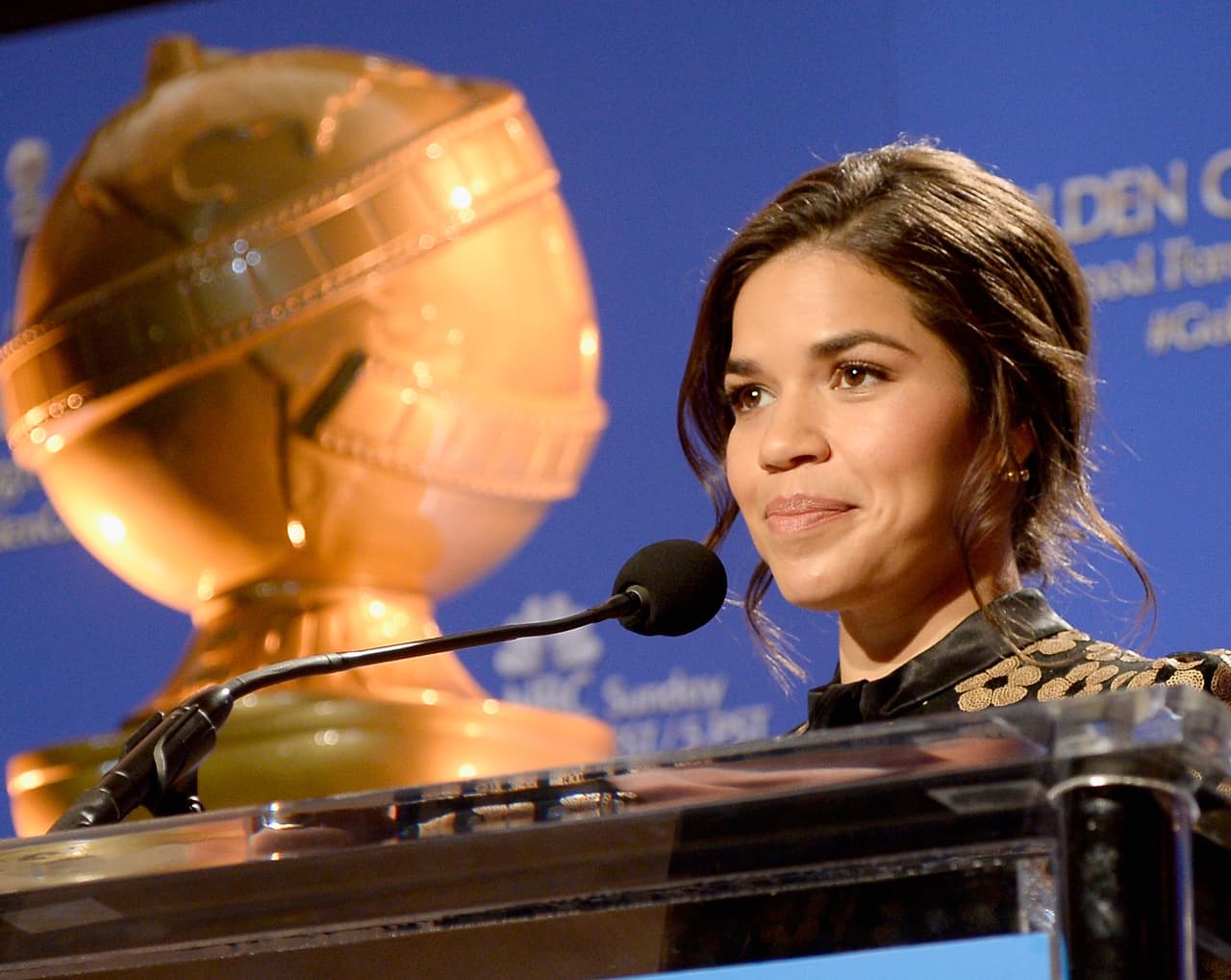 Llegó su momento de anunciar algunas ternas frente al micrófono.