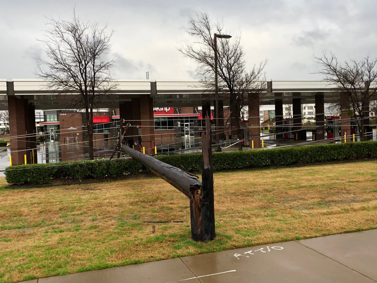 Un poste del tendido eléctico se quebró como si fuera un lápiz en Coppell.