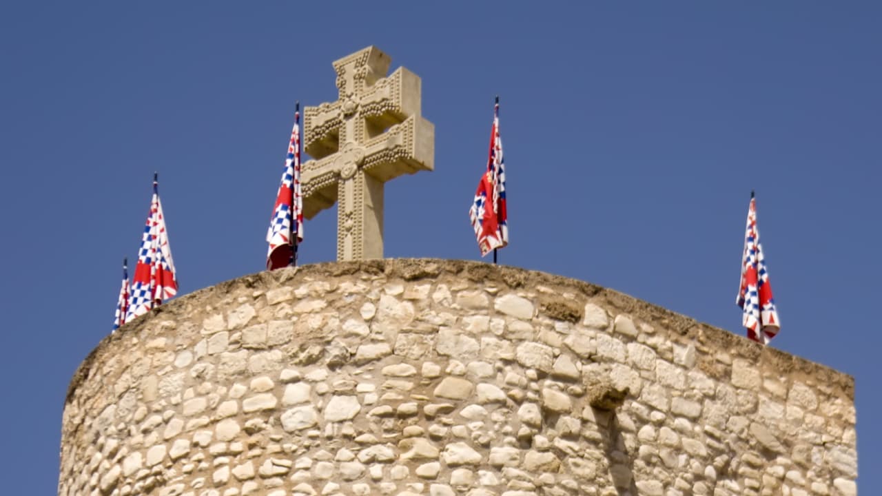 La cruz de Caravaca son aquellos crucifijos de doble brazo horizontal. Según la tradición cristiana, una reliquia en la que Jesús fue crucificado y encontró luego Santa Ana. Existe en la región de Murcia en España el pueblo de Caravaca de la Cruz donde existe una basílica con cruces así.