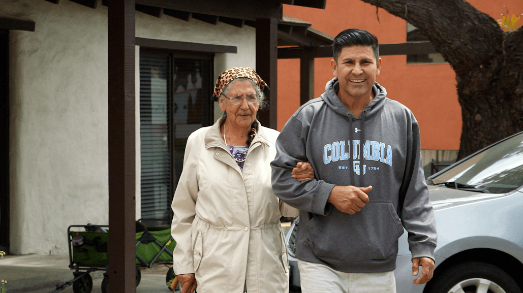 Al salir de prisión Adam se convirtió en pastor. Intenta recuperar el tiempo perdido junto a su familia. En la foto, acompaña a su madre, quien fue su pilar mientras estuvo en la cárcel.