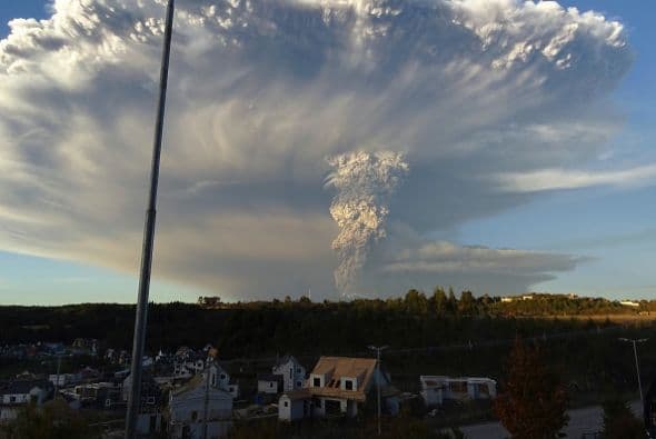 Las autoridades no descartan alguna erupción más. Esa situación que podría prolongarse por varios días, advirtió el Sernageomin. En el siglo XIX, una erupción del Calbuco duró casi tres años.