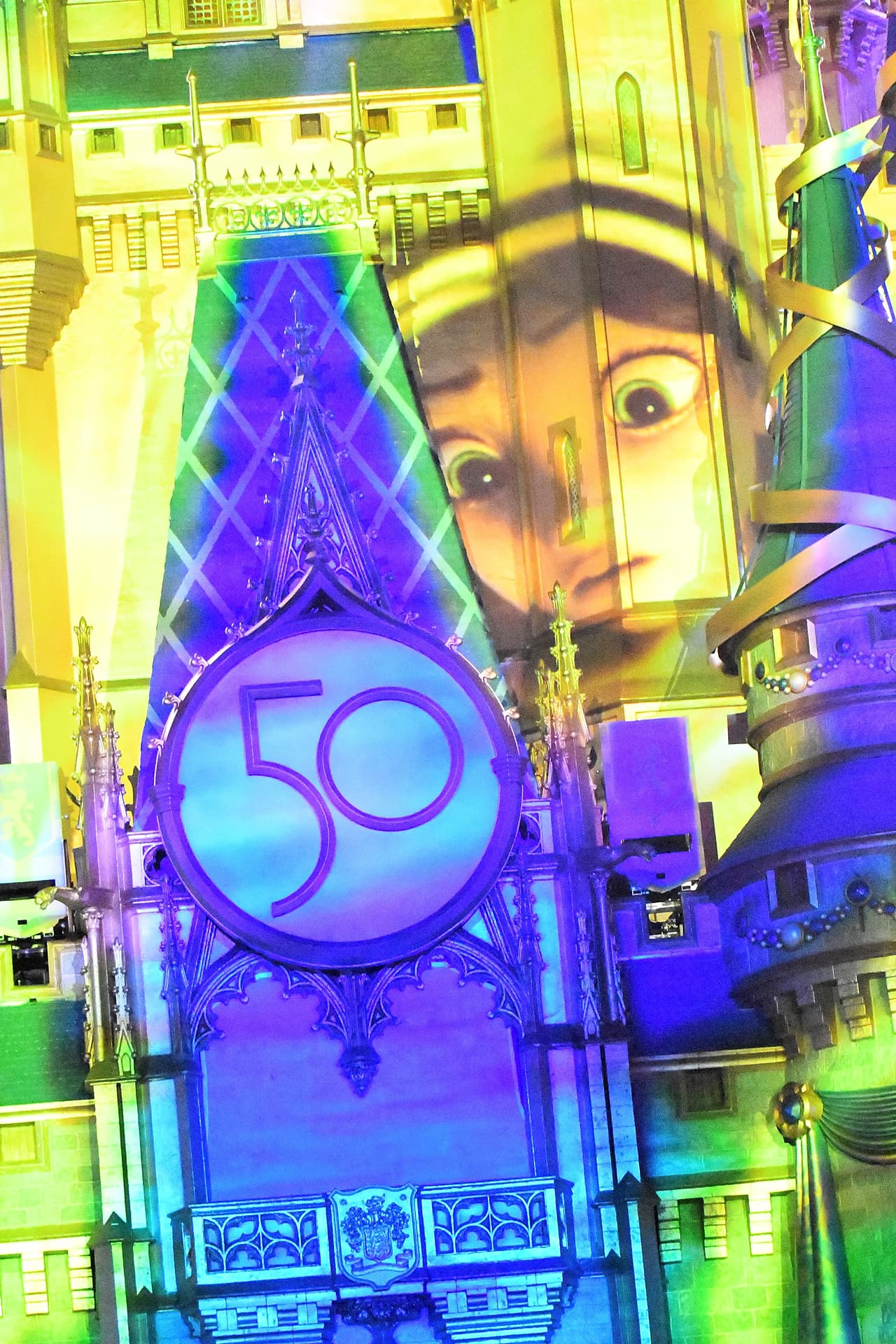 Un detalle del nuevo juego de luces sobre el castillo de la cenicienta para la celebración del 50 aniversario.
<br>
<br>Disney planea consolidar al complejo como el destino turístico de su tipo más visitado del mundo.