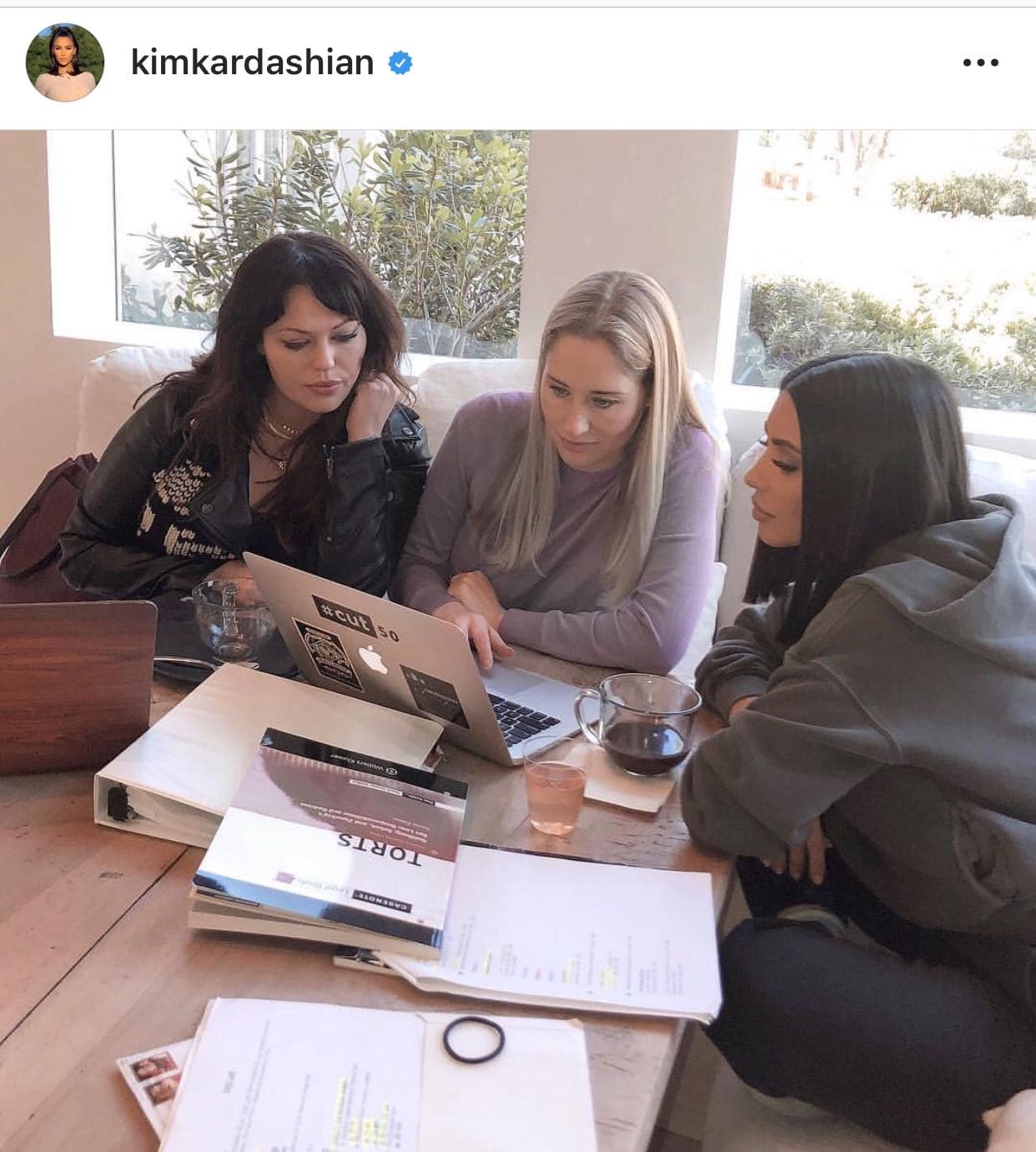Días después de que se diera a conocer la entrevista con Vogue
<a href="https://www.instagram.com/p/BwSBRu5nmST/?igshid=lapossnvwrig">, <b>Kim compartió en su cuenta de Instagram</b></a> esta foto en la que se le ve estudiando.