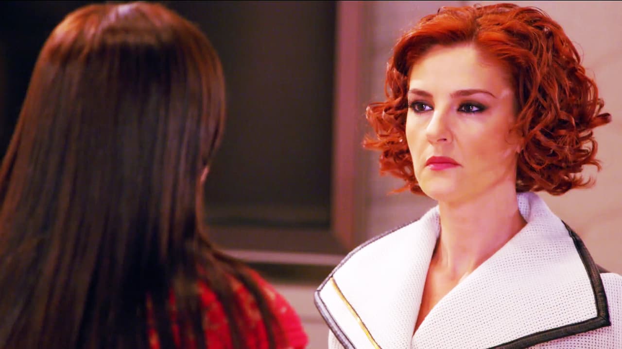 Ahora cree que Alicia es la amante de Augusto.