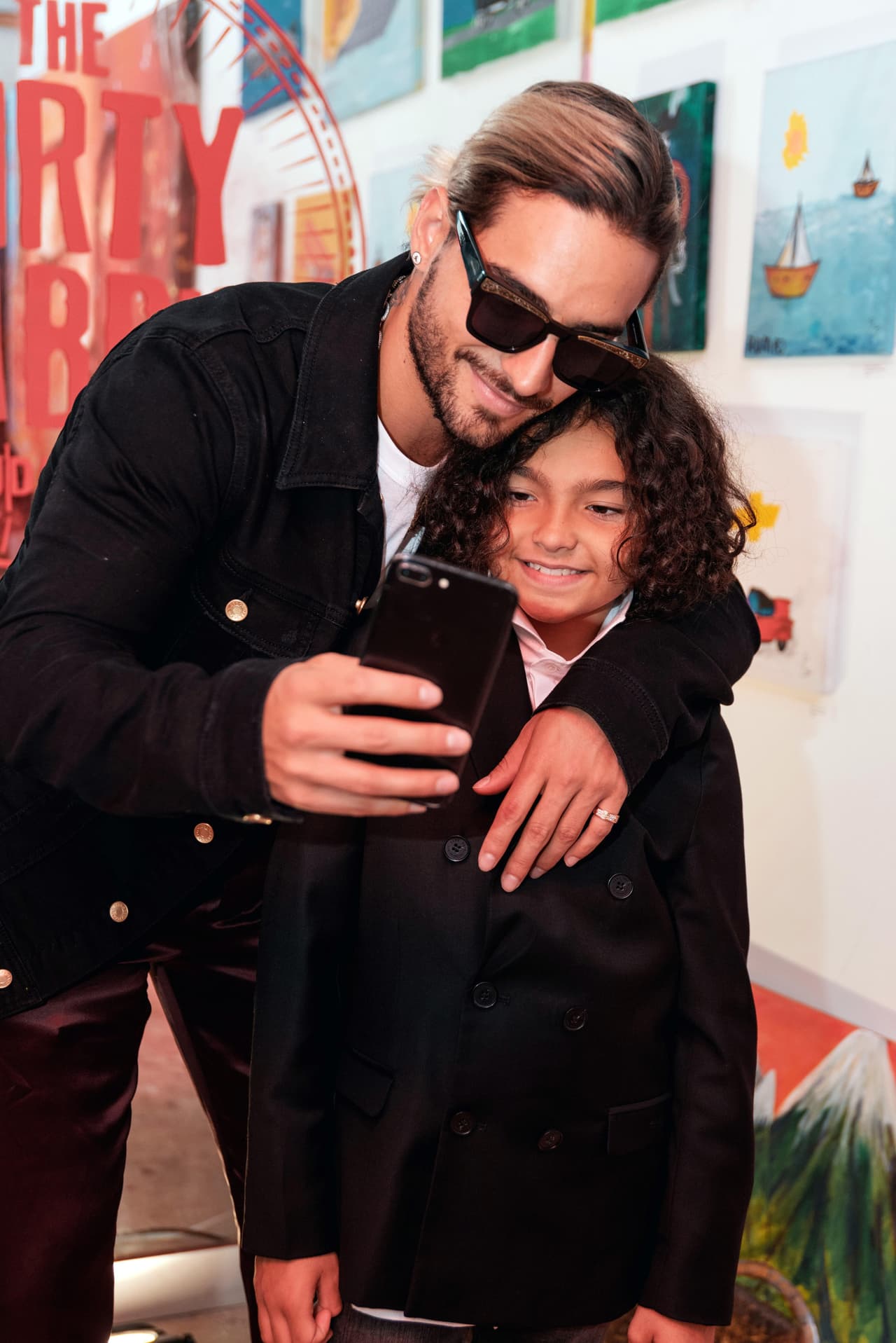 Por supuesto no podían faltar las 'selfies' entre el cantante y su sobrino.