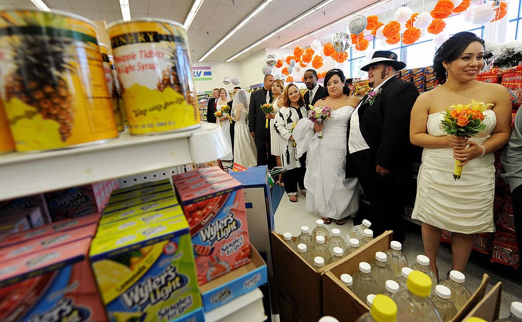 Las 9 parejas no lo sabían, pero la cadena les regaló un sobre con 
<b>99 dólares y 99 centavos</b>. ¿Para qué?