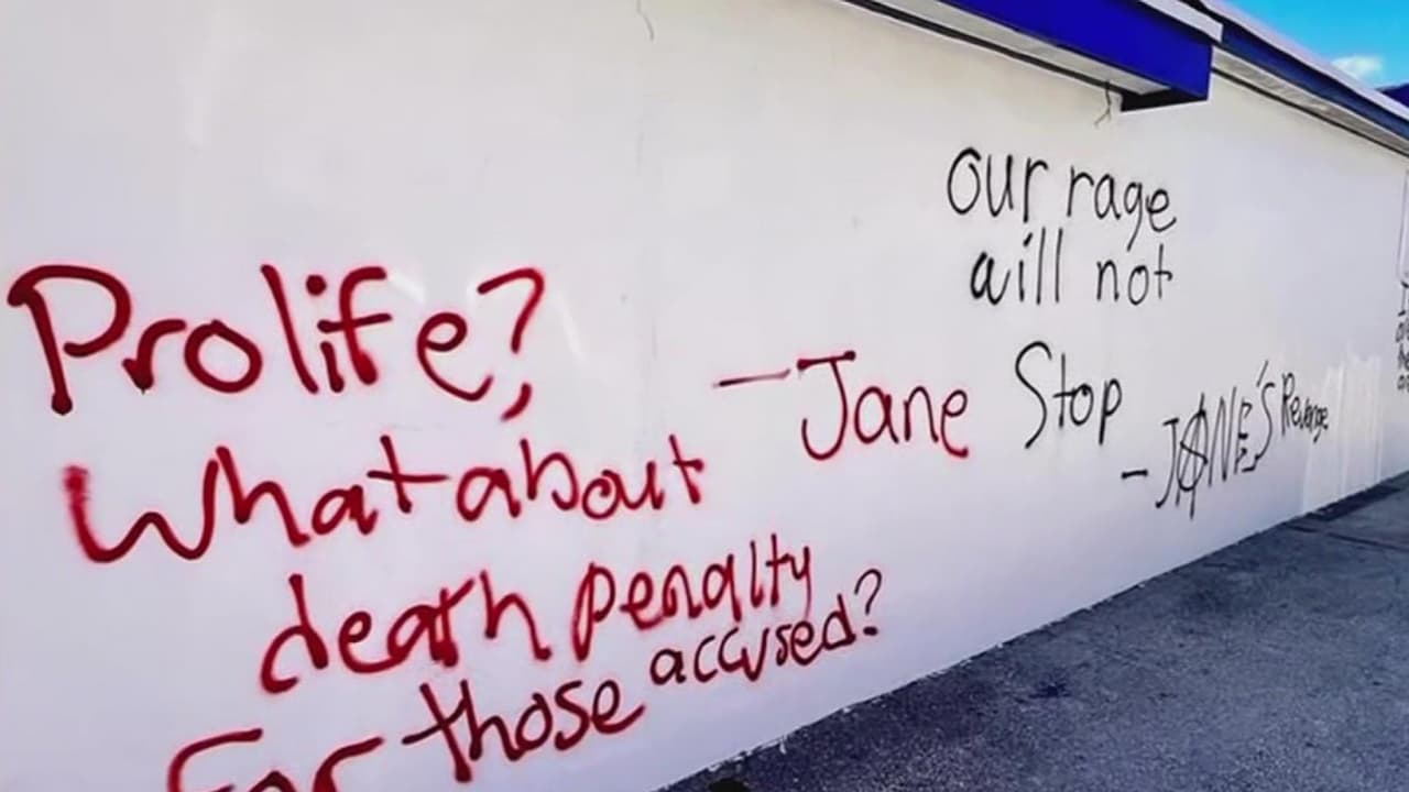 Pintan mensajes proaborto en las paredes de una clínica de ayuda a mujeres embarazadas en Hialeah