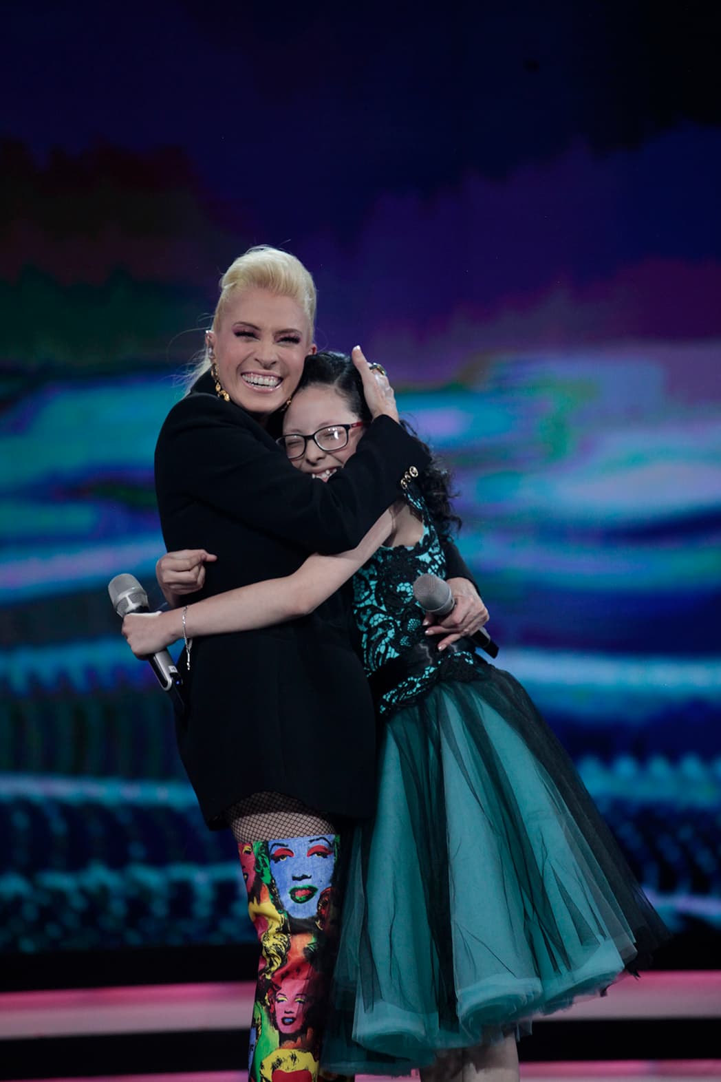 La cantante de 'Mateo y los Súpersabios' cantó otro tema romántico a lado de Yuri, 'Aire', cumpliendo a cabalidad con cada una de las notas, algo que la cantante le reconoció con este abrazo.