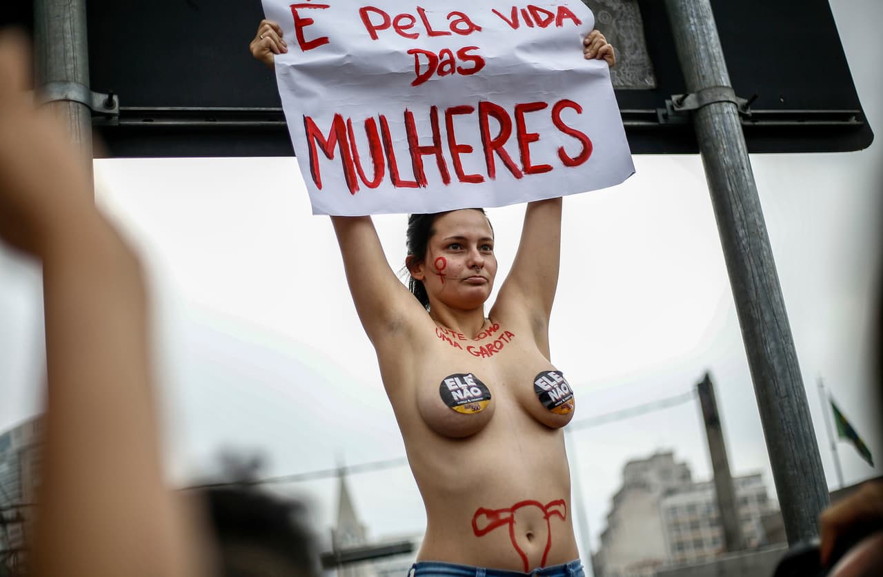 <b>Brasil.</b> Puesto 82 en el ranking. Sólo el 11% del parlamento brasileño está ocupado por mujeres y el 54% de la población femenina está empleada. El 67% está en el sistema financiero y el
<a href="https://www.univision.com/noticias/violencia-de-genero/en-fotos-12-casos-emblematicos-de-violencia-de-genero-en-america-latina-fotos">37% de las brasileñas han sufrido de violencia en el hogar.</a>
