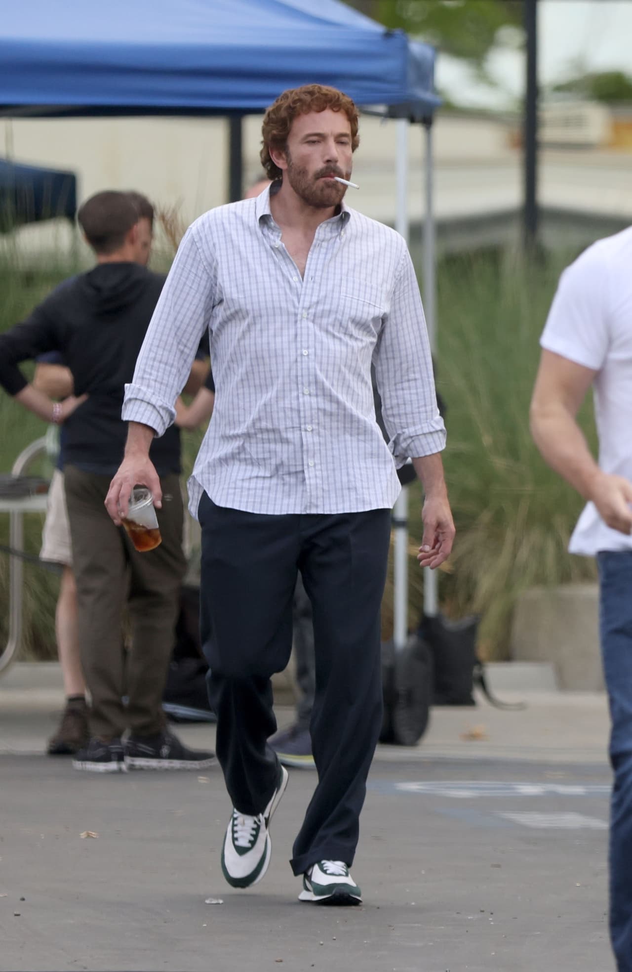 Su apariencia corresponde a la de Phil Knight en su juventud. El actor se dejó ver con una peluca pelirroja, relajado y seguro de sí mismo.