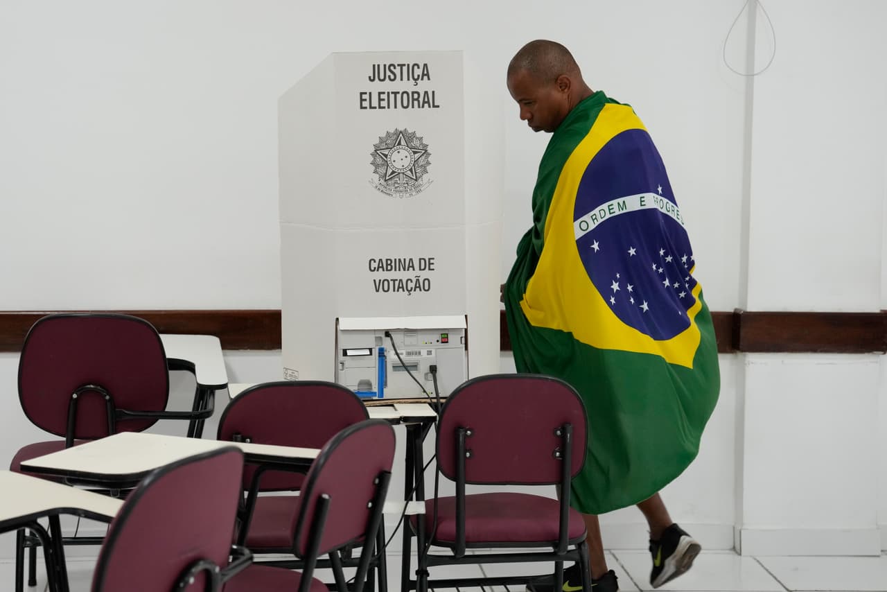 Si ninguno alcanza la mayoría de los votos, se celebrará una segunda vuelta el 25 de octubre. La diferencia entre una victoria directa de Lula o Bolsonaro, de 45 años, y una segunda vuelta dependería del apoyo que reciban otros cuatro contendientes que en conjunto podrían obtener menos del 10% del total de los votos, según sondeos.