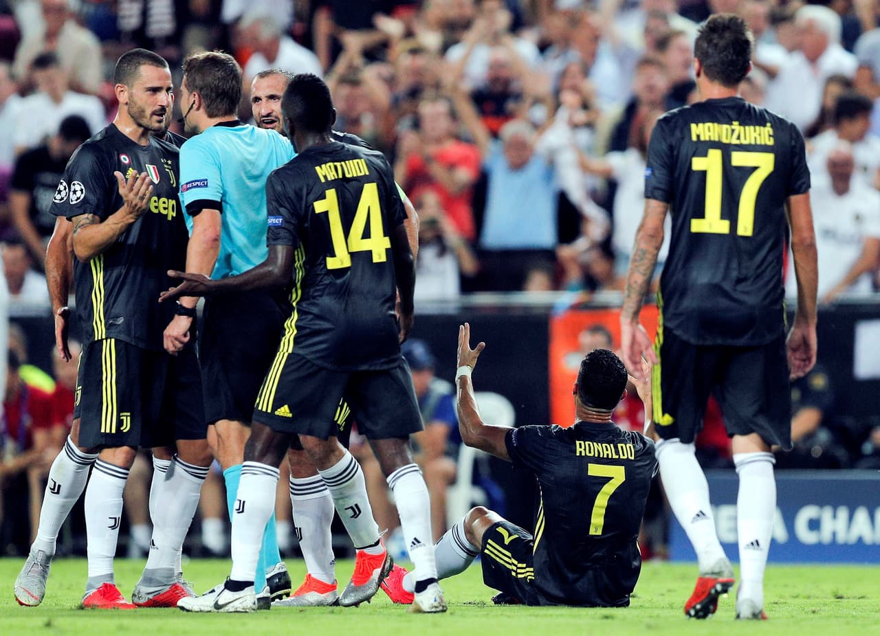 De hecho, los jugadores del club italiano pedían explicaciones al alemán mientras el 'Bicho' estaba desconsolado en el césped.