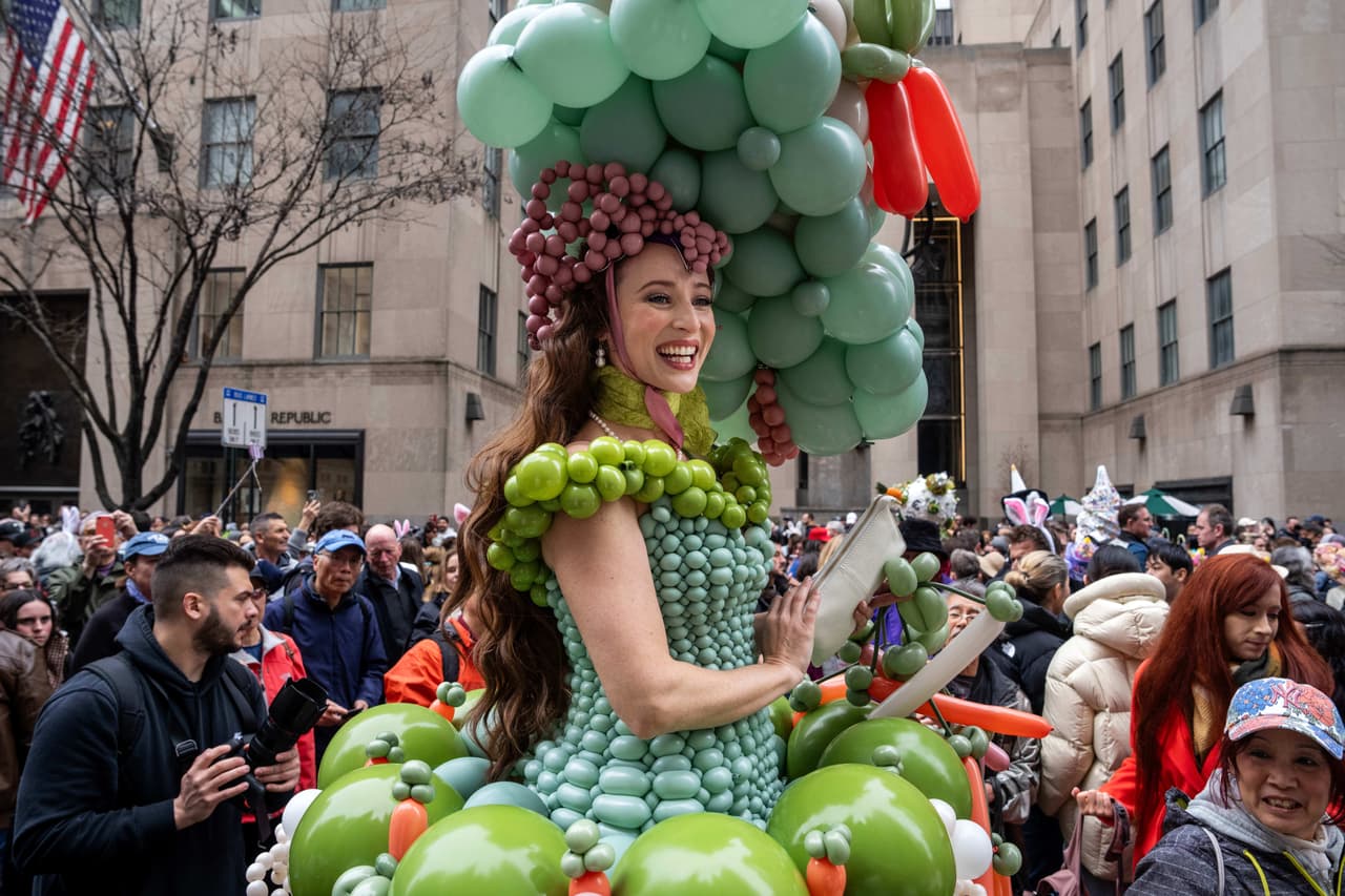 Tommi May luce un disfraz hecho de globos mientras participa en el Desfile de Sombreros de Pascua en la Quinta Avenida, el domingo 5 de abril de 2026, en Nueva York.