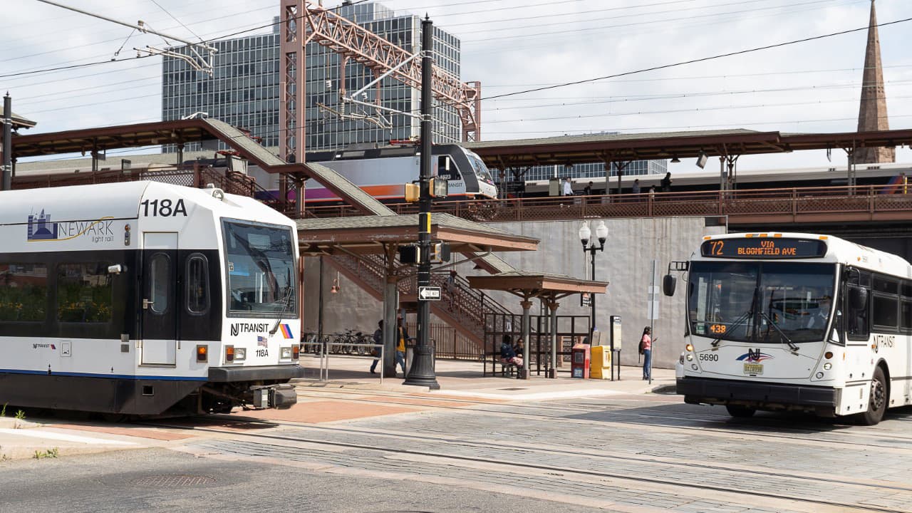 <b>¿Necesito usar una máscara en NJ Transit? </b>No. No se requieren máscaras en NJ Transit y por la Autoridad de Transporte del Sur de Jersey, de acuerdo con la TSA.