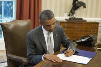 Momento en que el presidente firmó la ley aprobada previamente por el Congreso.