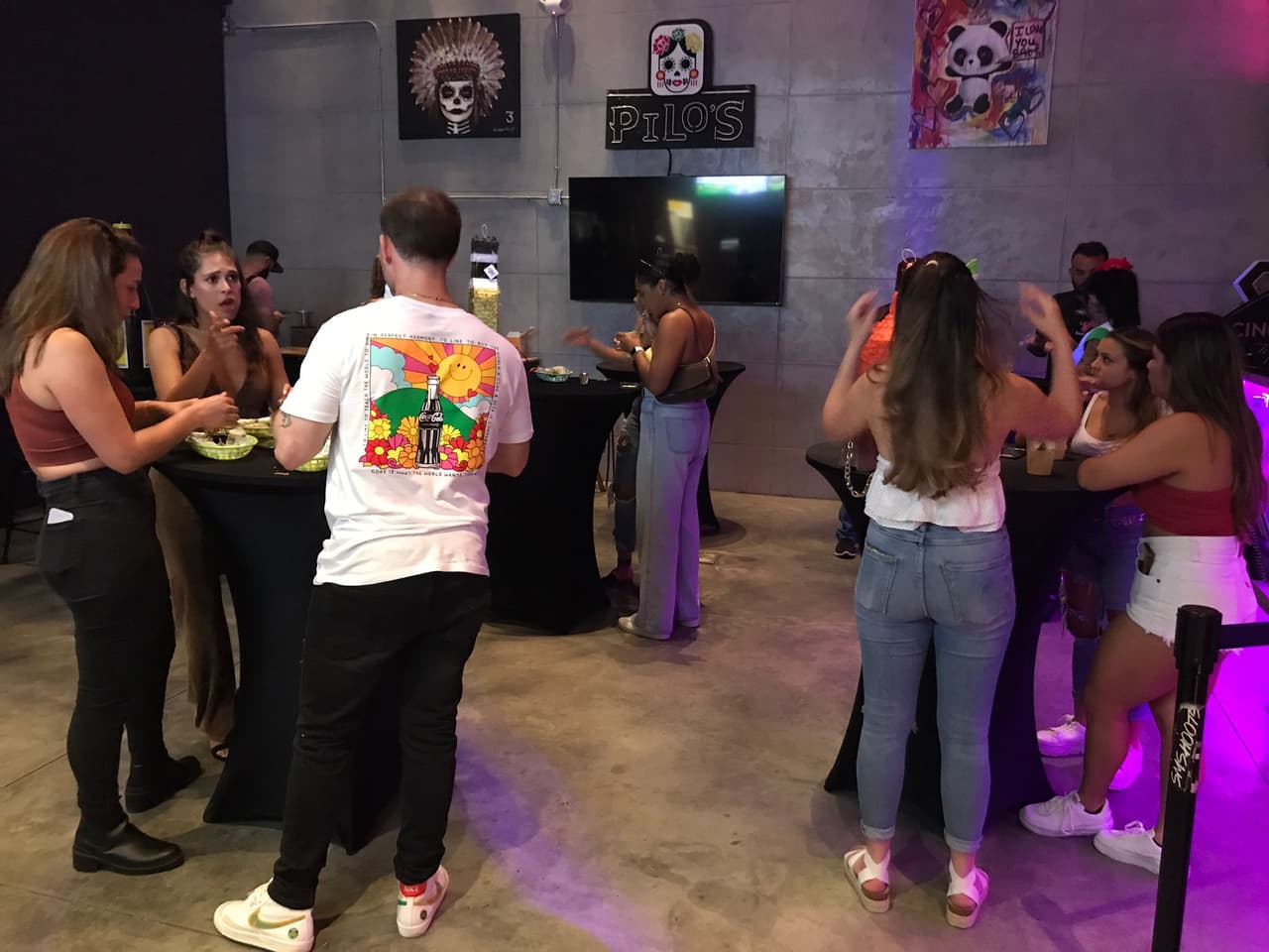 Y otras guardando la distancia social.