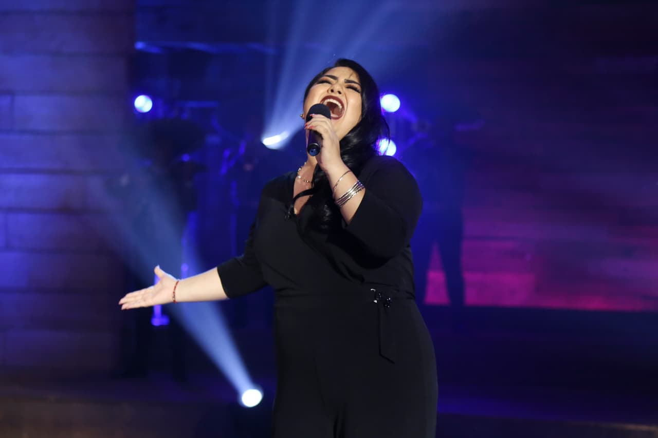 Sandra Padilla fue la primera concursante en
<a href="http://www.univision.com/shows/la-reina-de-la-cancion/sandra-padilla-vs-olivia-calderon-quien-logro-la-mejor-interpretacion-de-si-nos-dejan-video">enfrentarse a duelo esta noche con el tema 'Si nos dejan'</a>.