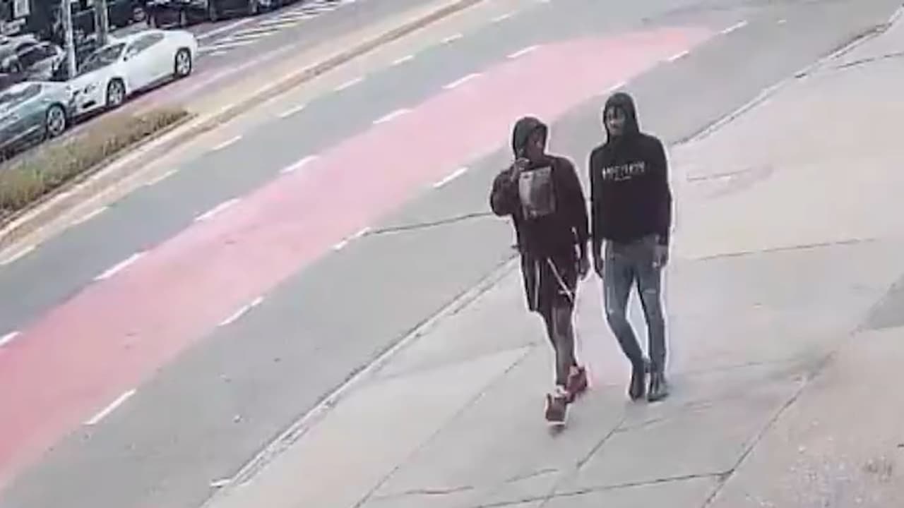 Buscan a sospechosos que robaron a mujer de 72 años en Queens 