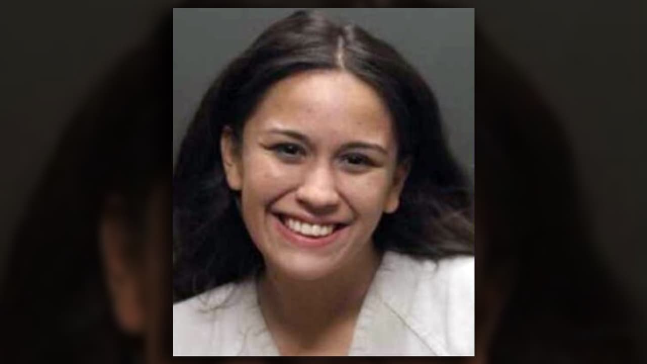 Arrestan a una mujer por atropellar a un hombre de 79 años en el estacionamiento de un Circle K