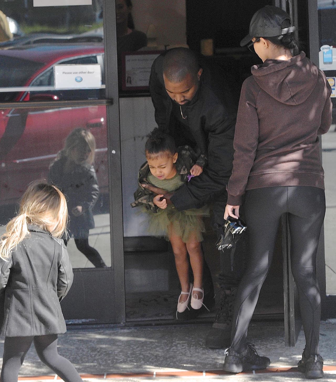 La pequeña bailarina va a clase de ballet acompañada de su daddy.